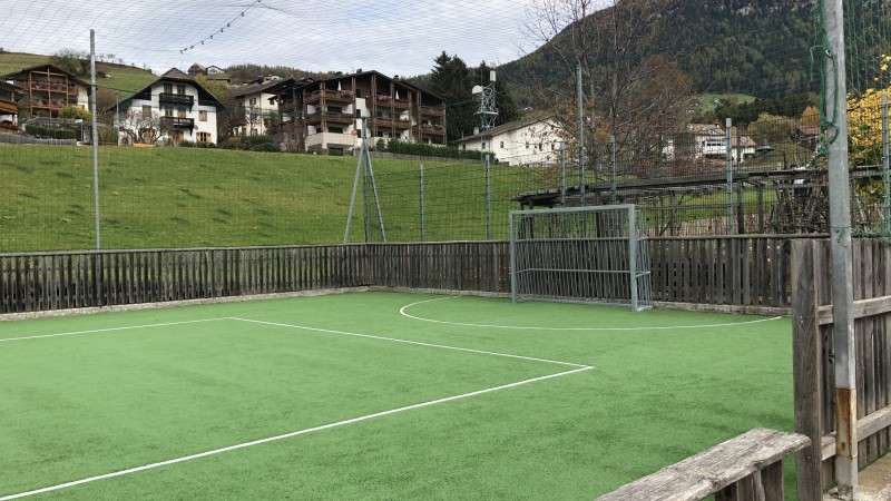Campo da calcetto e recinzione con parapalloni a Siusi allo Sciliar (BZ)