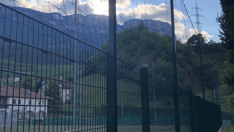 Recinzione a panelli elettrosaldati e rete parapalloni campo da calcio San Paolo (BZ)
